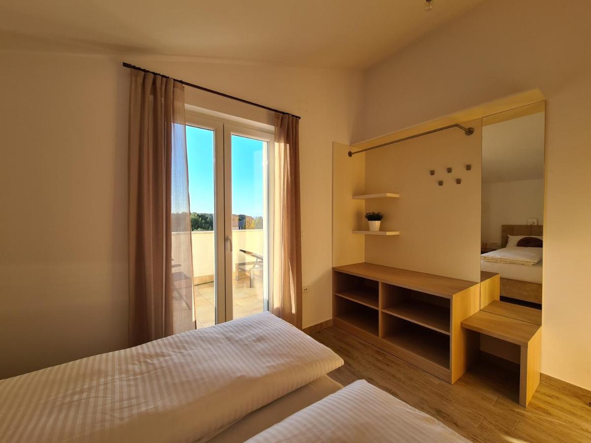 Orkula Apartments Pasman Luaran gambar