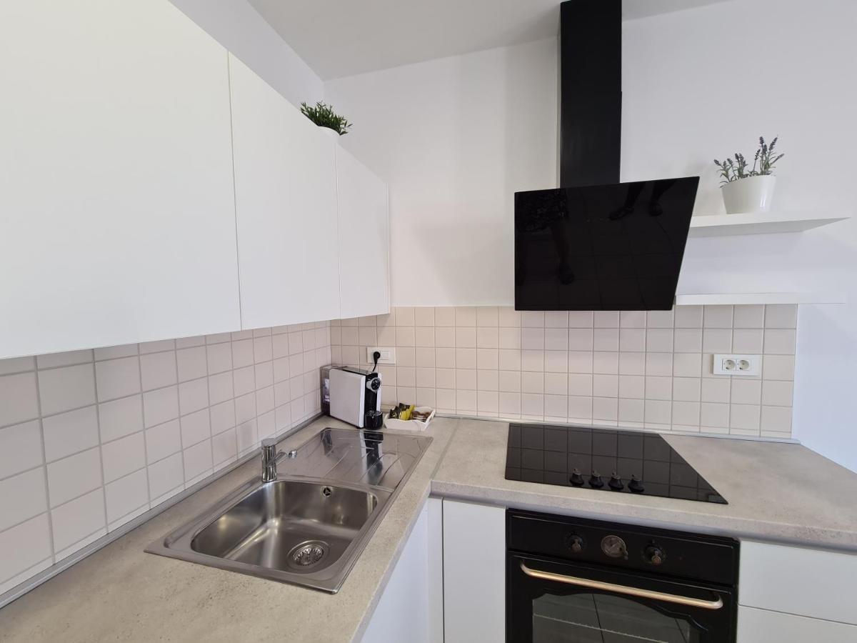 Orkula Apartments Pasman Luaran gambar