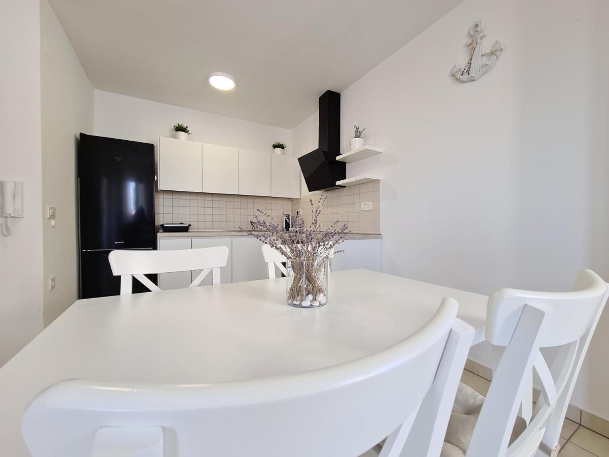 Orkula Apartments Pasman Luaran gambar
