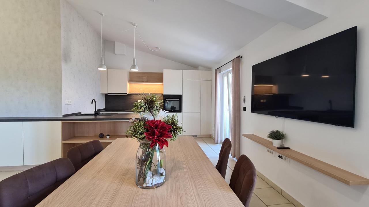 Orkula Apartments Pasman Luaran gambar